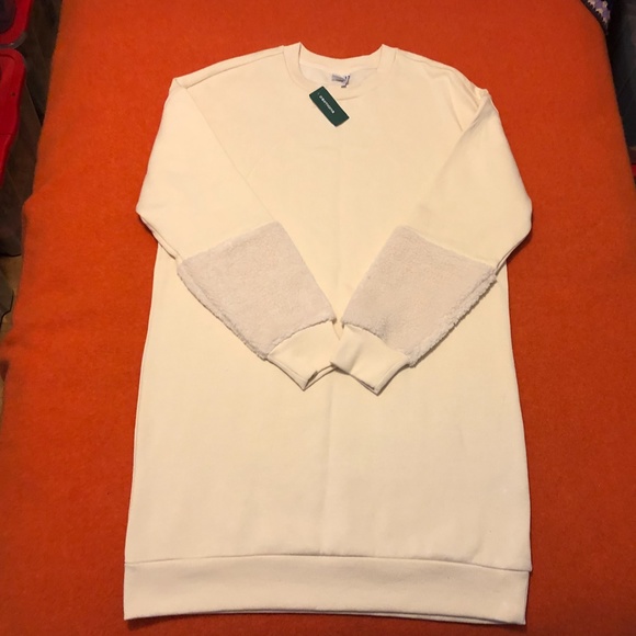 Host Pick ✨✨✨Ivory white sherpa detail sleeves oversized dress / long dress - Picture 2 of 9